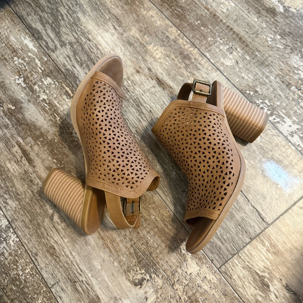 Universal Threads | Women’s Size 8.5 Stylish Tan Block Heel Sandals